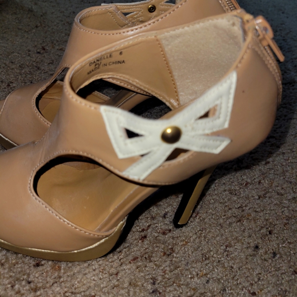 Tan with white bow on the side heel shoes